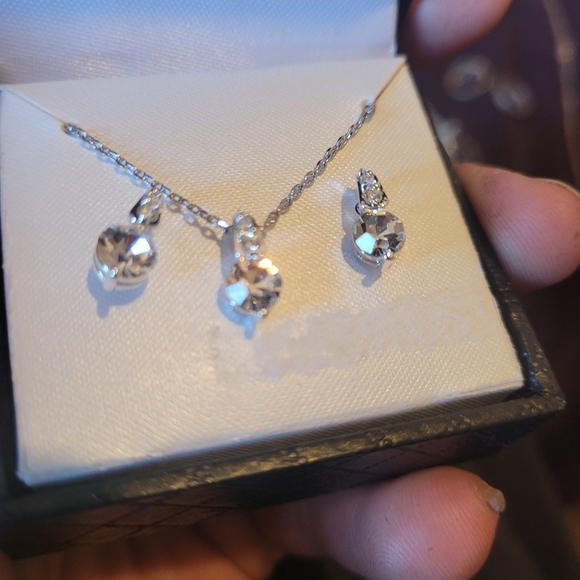 Silver jewelry, trinket box, and mirror - Picture 4 of 16